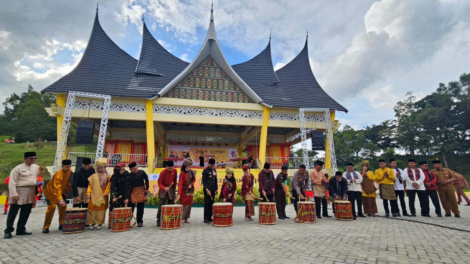 Bupati Safatuddin Dt. Bandaro Rajo membuka  Pekan Budaya Kabupaten Limapuluh Kota tahun 2024, Senin (1/7/2024) di Ruang Terbuka Hijau (RTH) Mahkota Berlian di Sarilamak 
